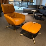 Fauteuil met footstool Leolux, Lodey, brandy, draaibaar en verstelbaar